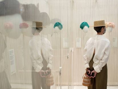 Una dona a l'exposició de barrets de Balenciaga al Museu del Disseny de Barcelona.