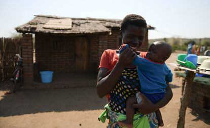 Violet Wilson (26) y su hijo de cinco meses en su nueva casa de ladrillos, material que brinda una mejor protección contra el mosquito de la malaria.