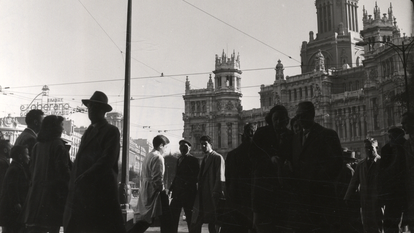 Peatones en la plaza de Cibeles, enero de 1962