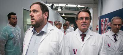 Artur Mas y Orio Junqueras durante la visita a la empresa iVascular.