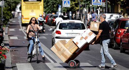 Una mujer se desplaza en bicicleta por Madrid. 