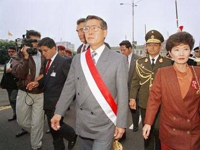 El presidente Alberto Fujimori y la primera dama, Susana Higuchi, en el día de la independencia en Lima, Perú, el 28 de julio de 1994.