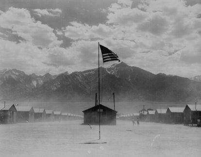 Estos campos de concentración alojaron a 120.000 personas, en su mayoría de etnia japonesa. En la imagen, el Centro de Reubicación de la Guerra 'Manzanar' (California) en julio de 1942, durante una tormenta de arena.