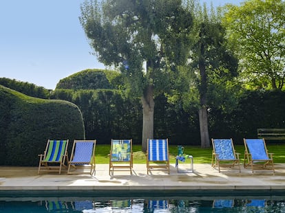 Tejidos de gran colorido para dar vida a los bordes de la piscina.