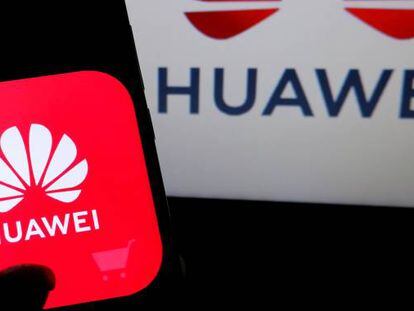 Un teléfono móvil de Huawei, con el logo de la compañía.
