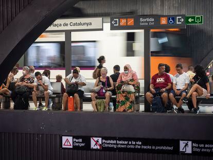 Usuarios del transporte público de Barcelona, en la estación de metro de Plaza Cataluña.