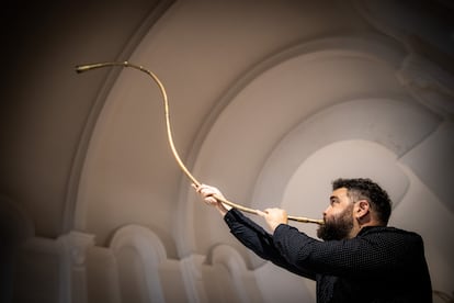 El músico Abraham Cupeiro toca un dord, antigua trompa irlandesa, en agosto.