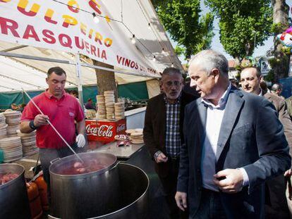 Pachi V&aacute;zquez durante su paseo de ayer por la feria de Padr&oacute;n, acompa&ntilde;ado por cargos locales del partido.