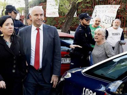 La viceconsejera, Cristina Álvarez, y el director de Educación, Juan José Nieto, escoltados por la policía a la salida del instituto Pérez Galdós.