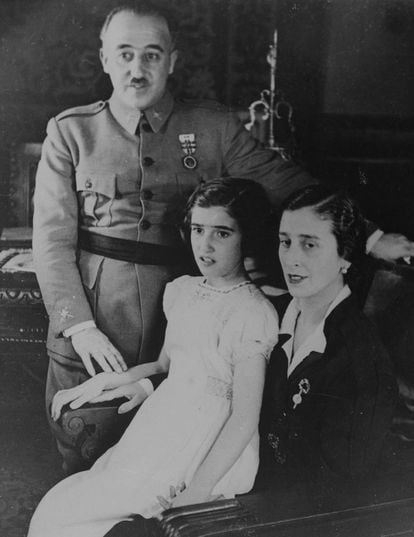 Franco, junto a su esposa Carmen Polo y su hija Carmen Franco, en Salamanca, en 1936.