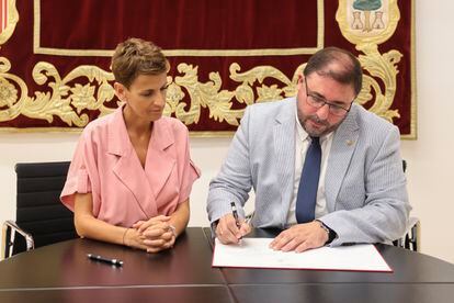 El presidente del Parlamento de Navarra, Unai Hualde, y la socialista María Chivite durante la firma este miércoles en la cámara Foral de la propuesta para que Chivite sea investida como presidenta del Gobierno de Navarra.