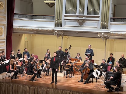 El contratenor William Shelton (de pie en el centro) al final del aria ‘Es ist vollbracht!’ junto al tenor Raphael Höhn (detrás sobre una tarima) y el bajo Lionel Meunier, el pasado viernes en Bilbao.