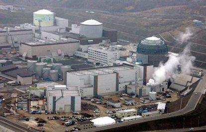 Imagen de 2008 facilitada por la agencia japonesa Kyodo News que muestra la central nuclear de Tomari, en la provincia de Hokkaido, cuyo reactor 3 ha sido autorizado hoy para operar normalmente.