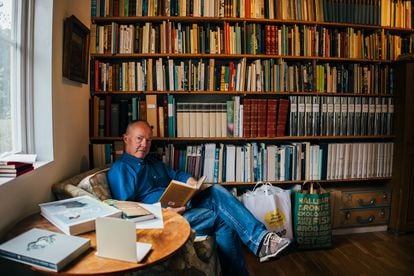 Fredrik Sjöberg en el estudio en el que alberga su colección de moscas y algunos libros.