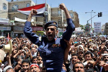 Manifestantes antigubernamentales llevan a hombros a un soldado del Ejército, ayer en Saná, después de que varios mandos militares anunciaran su apoyo a la protesta.