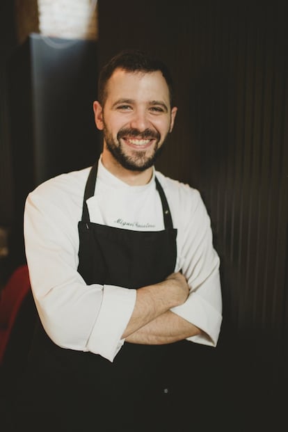 Carretero vuela solo y ha convertido a Santerra en uno de los lugares imprescindibles del buen comer y del buen beber, y en una de las direcciones que siguen los altos directivos para sus citas de trabajo. Nacido en Pedro Muñoz (Ciudad Real), con experiencia en el Palacio de Cibeles, El Carmen y El Carmen de Montesión, centra su cocina en el monte bajo, en la serranía y en los productos de río que tan bien conoce desde su infancia.