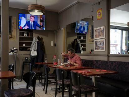 Un hombre come en un bar en Marsella, Francia, el pasado 22 de marzo.
