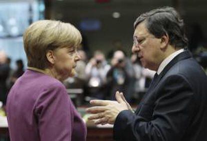 La canciller alemana, Angela Merkel (i), conversa con el presidente de la Comisión Europea, José Manuel Durao Barroso. EFE/Archivo