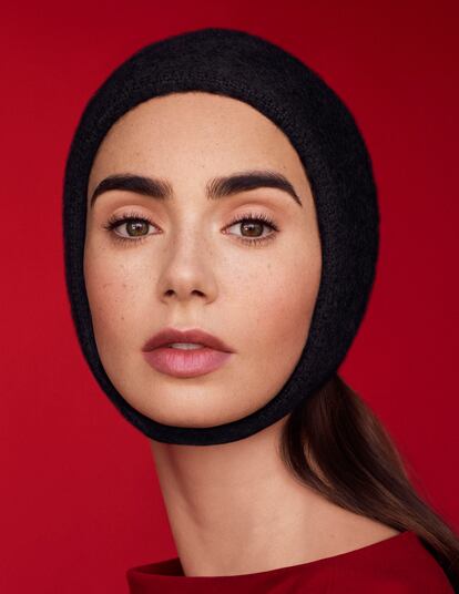 “Emily es divertida, brillante y vive en su burbuja rosa”, explica la actriz Lily Collins sobre el personaje que la ha hecho famosa. En la imagen, lleva un sombrero de Miu Miu y vestido rojo de Courrèges.