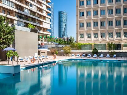 Piscina del hotel Madrid Chamartin Affiliated by Melia