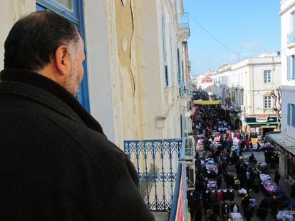 Hedi Hamammi mira desde un balc&oacute;n una concurrida calle de T&uacute;nez