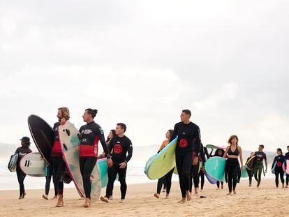Varios surfistas en la playa en Somo, Cantabria, en agosto de 2023.