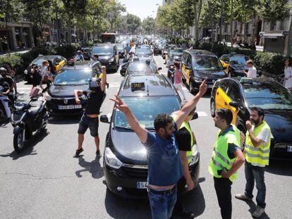Els taxistes protagonitzen aquest divendres una marxa lenta de protesta a la Gran Via.