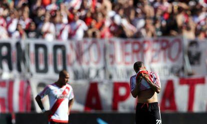 Los jugadores del River Plate, Andres D'Alessandro y Jonatan Maidana, cabizbajos después del primer gol del Boca Juniors.