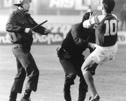 Zvonimir Boban golpea con la rodilla a un policía durante los incidentes del 13 de mayo de 1990 en el Maksimir.