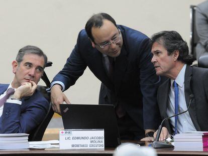 Lorenzo Córdova, Ciro Murayama y Edmundo Jacobo, durante una sesión el pasado 13 de marzo.