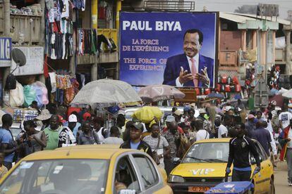 Una de las bulliciosas calles en Camerún, con el cartel electoral de Paul Biya, el 11 de octubre de 2018.