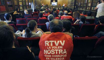 Extrabajadores de RTVV siguen el juicio por el ERE.