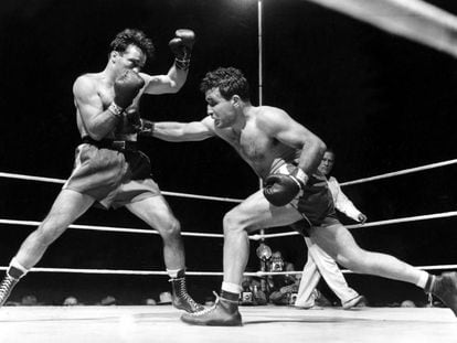 LaMotta (derecha), durante el combate contra Marcel Cerdan en el que ganó el título mundial de pesos medios, el 16 de junio de 1949.