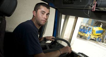 Patricio Losada al volante de su cami&oacute;n.