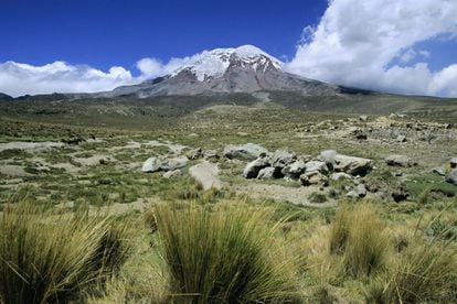 Debido a la forma de la Tierra (achatada en los polos y abultada en el Ecuador), la cumbre del Chimborazo, en Ecuador, es el punto más alejado del centro de la Tierra, superando a la cima del Everest por dos kilómetros. En cierto modo, la montaña más alta del planeta. El camino de subida más transitado a este volcán de 6.310 metros (en la foto) es la ruta del Castillo, por la que se tardan entre 12 y 14 horas en llegar hasta la cumbre.