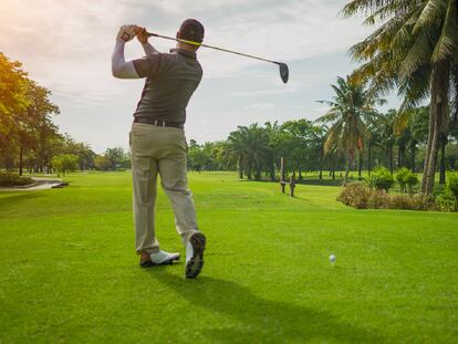 Para jugar al golf es necesario equiparse con accesorios y prendas específicas. GETTY IMAGES.