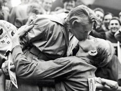 El checoslovaco Emil Zatopek da un beso a su mujer tras ganar el oro en la primera maratón olímpica en Helsinki 1952.