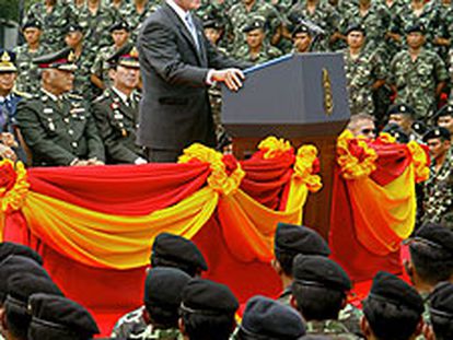 George W. Bush se dirige a militares tailandeses ayer en Bangkok.