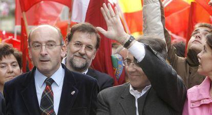 Juan Cruz Alli, a la izquierda, junto a Miguel Sanz en una manifestación de 2007. Detrás, Rajoy.