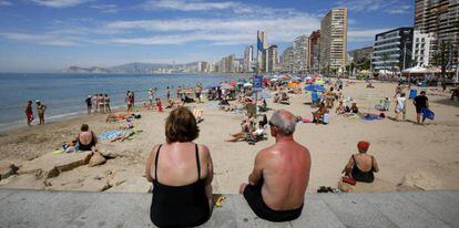 Una pareja de turistas observa la playa de Benidorm (Alicante).