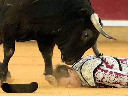 Cogida del banderillero Mariano de la Viña durante la faena de Enrique Ponce a su segundo toro, hoy en Zaragoza. 