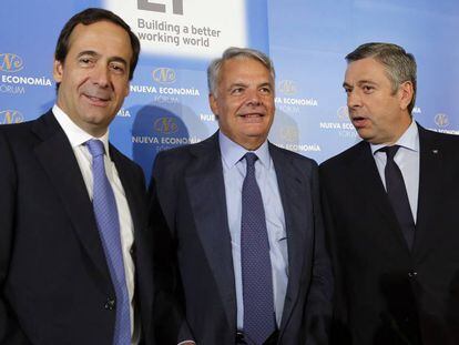 Ignacio Garralda, en el centro, junto al consejero delegado de CaixaBank, Gonzalo Gort&aacute;zar, a la izquierda, y el presidente de EY, Jos&eacute; Lu&iacute;s Perelli.