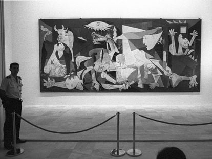El 'Guernica', de Pablo Picasso, durante su primera instalación en el Museo reina Sofía en 1992.