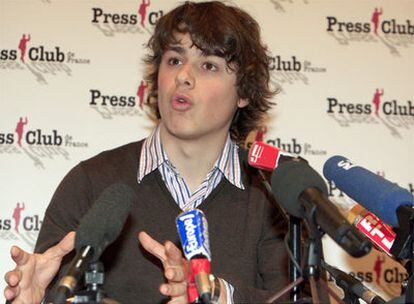 Lorenzo Delloye, hijo de Ingrid Betancourt, durante la rueda de prensa en París.