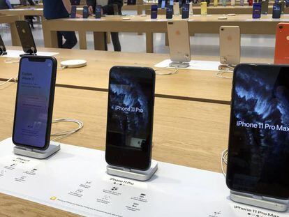 Varios iPhone expuestos en una tienda de Apple en Boston este martes.