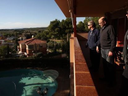 El propietario, X. Pi&ntilde;ol (en el centro), ense&ntilde;a su villa valorada en un mill&oacute;n de euros a una pareja de rusos en la urbanizaci&oacute;n Punta de La Mora (Tarragona), el pasado jueves. 