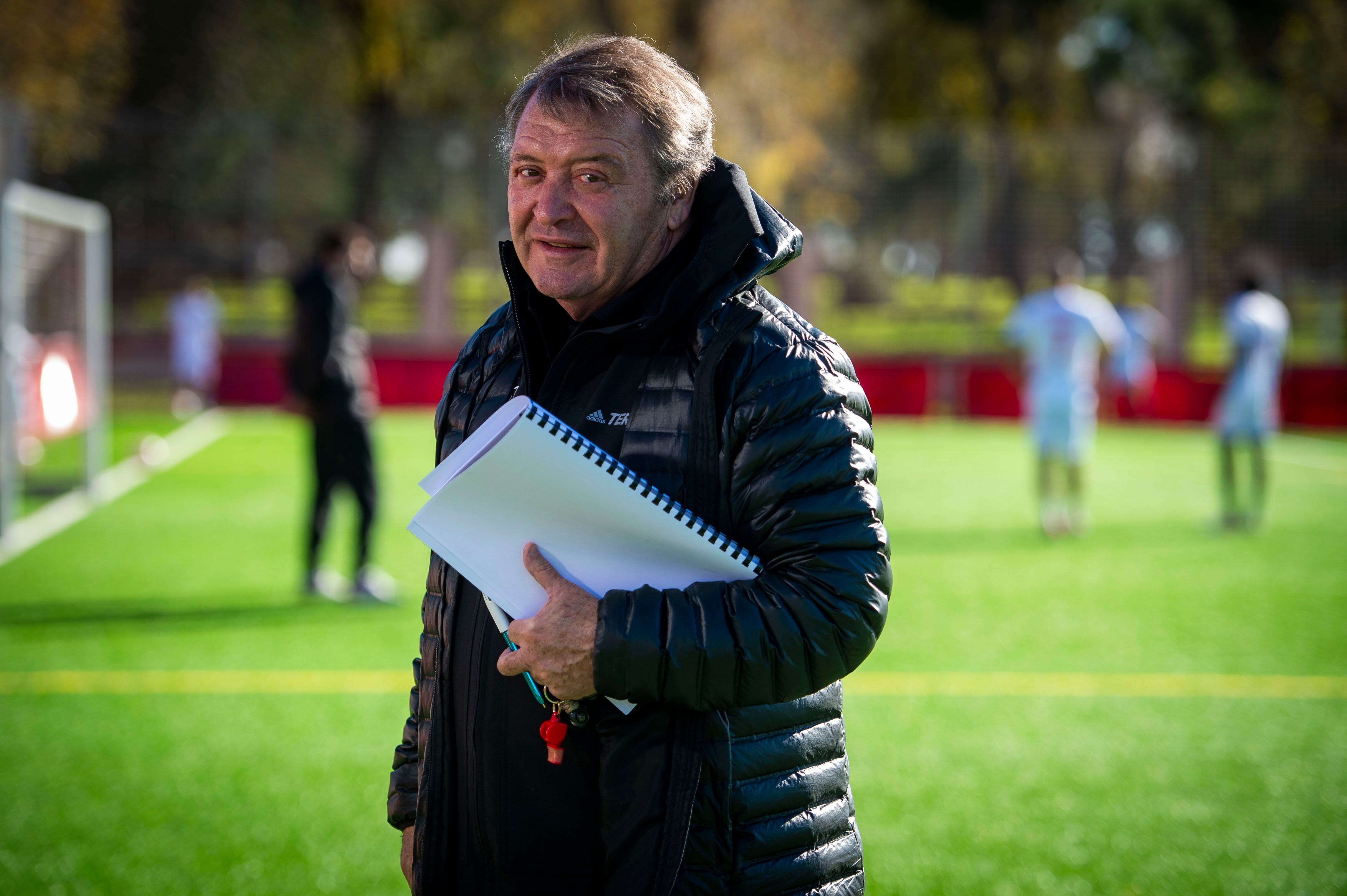 Jesús Paredes, el que fue mano derecha de Luis Aragonés, entrena junto a su hijo a la selección española de refugiados de la RFEF.