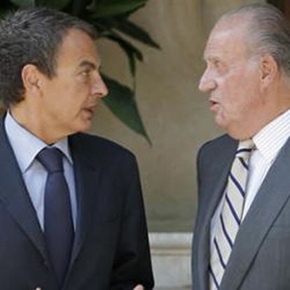 El presidente del Gobierno, José Luis Rodríguez Zapatero, conversa con el Rey Juan Carlos a su llegada al Palacio de Marivent.