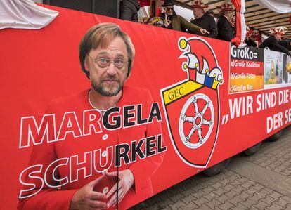 "Margela Schurkel": un fotomontaje de Merkel y Schulz en un autobús del carnaval.