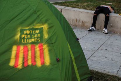 Les entitats impulsores de la protesta, l'Assemblea Nacional de Catalunya (ANC) i Òmnium Cultural, van demanar als manifestants que volien quedar-se davant del TSJC que, a partir de la mitjanit, guardessin silenci per respecte al descans dels veïns.